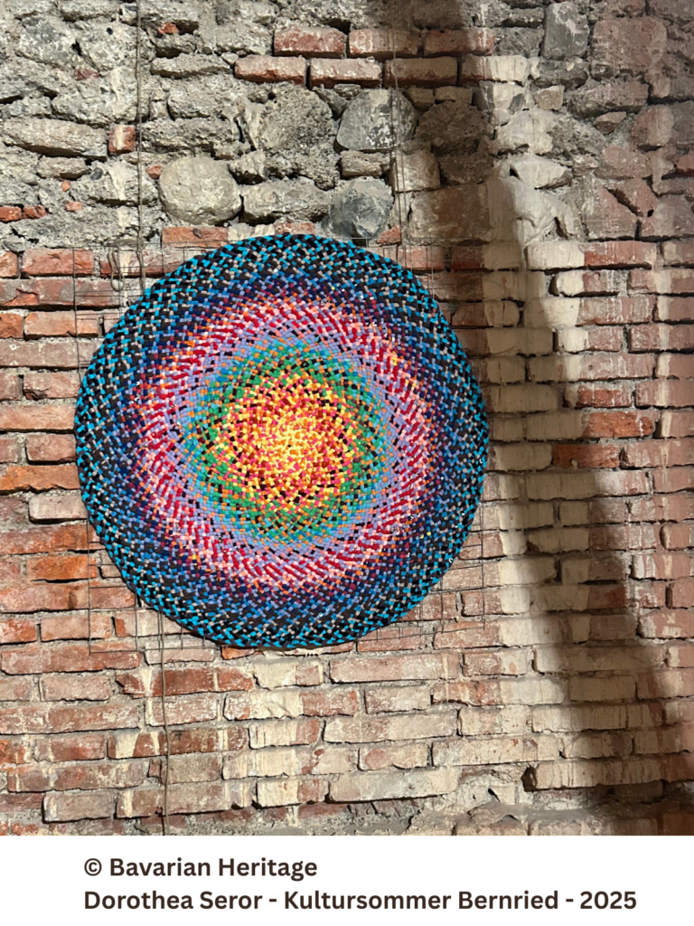 Weben mit Geschichte – Die Arbeiten von Doro Seror